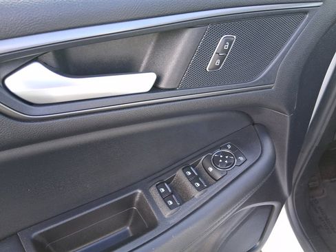 Used 2020 Ford Edge SE image 12