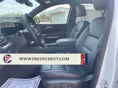 Used 2025 Chevrolet Traverse LT FWD image 9