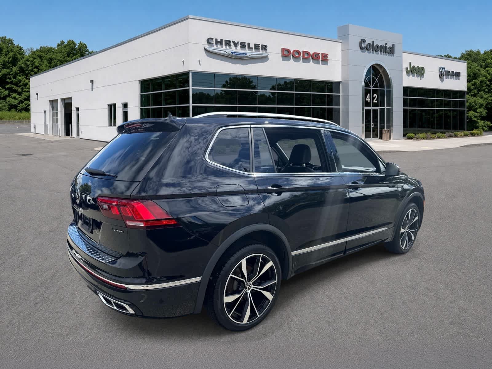 Used 2024 Volkswagen Tiguan SEL R-Line AWD/4WD image 9