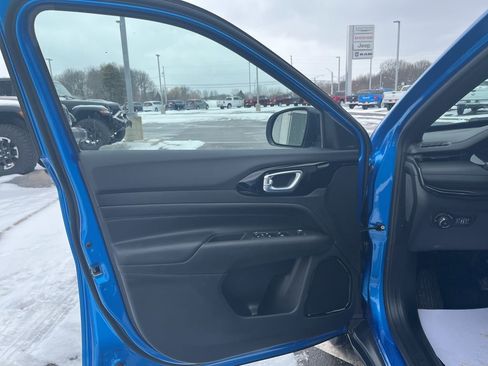 New 2025 Jeep Compass Latitude w/ Convenience Group AWD/4WD image 10