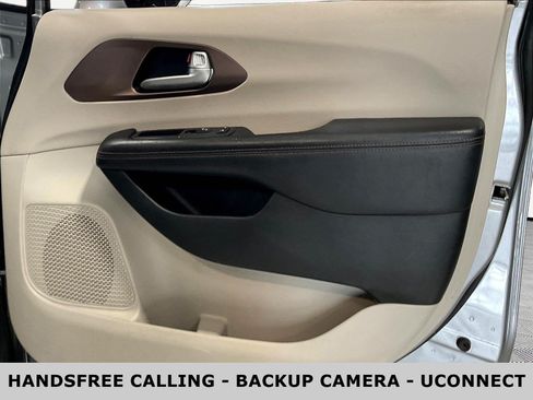Used 2018 Chrysler Pacifica Touring-L FWD image 29