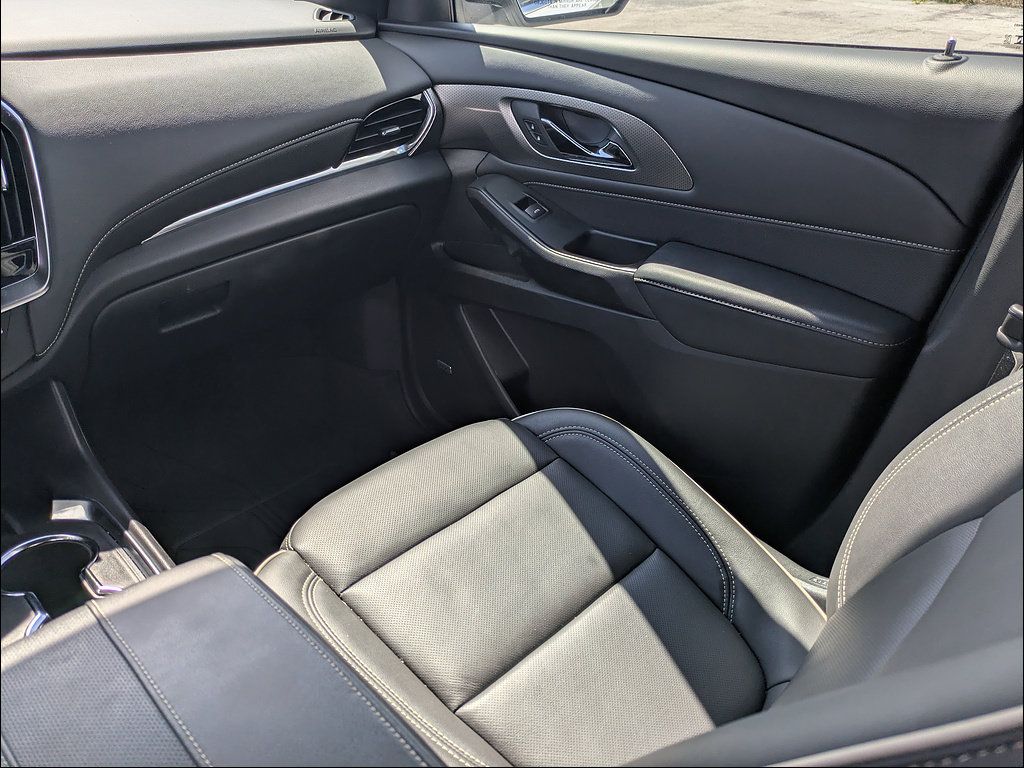 Used 2023 Chevrolet Traverse Premier FWD image 15
