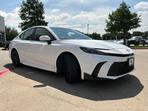 Used 2025 Toyota Camry SE FWD image 4