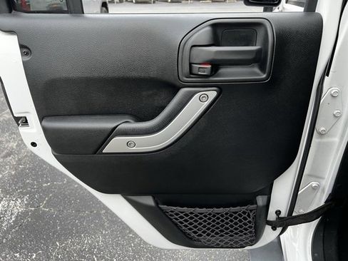 Used 2017 Jeep Wrangler Unlimited Sahara image 19