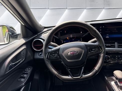 Used 2025 Chevrolet Trax RS w/ Sunroof Package FWD image 4