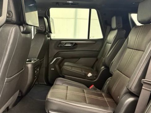 Used 2025 Chevrolet Tahoe High Country AWD/4WD image 19