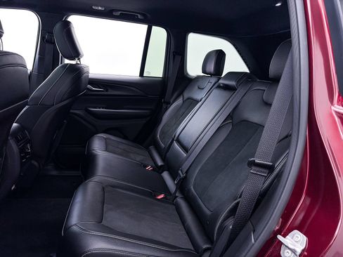 Used 2024 Jeep Grand Cherokee Altitude AWD/4WD image 37