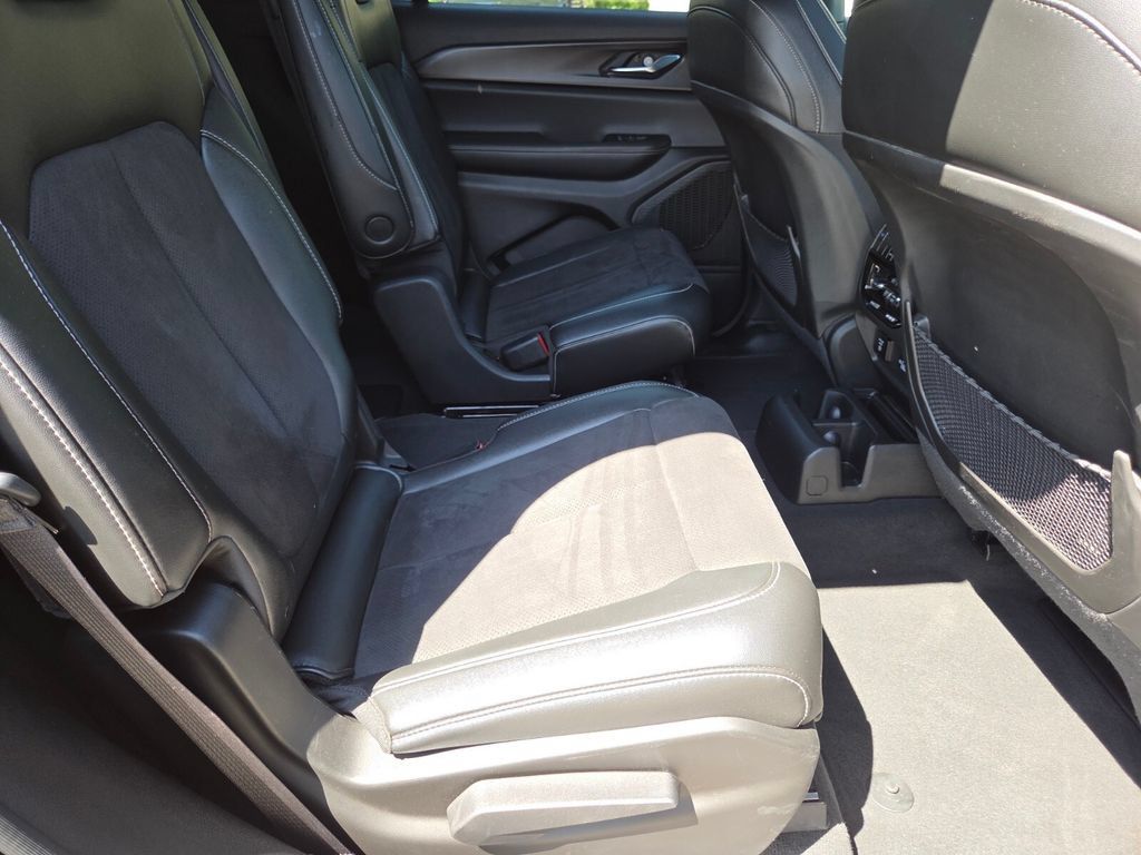 Used 2024 Jeep Grand Cherokee L Altitude AWD/4WD image 18