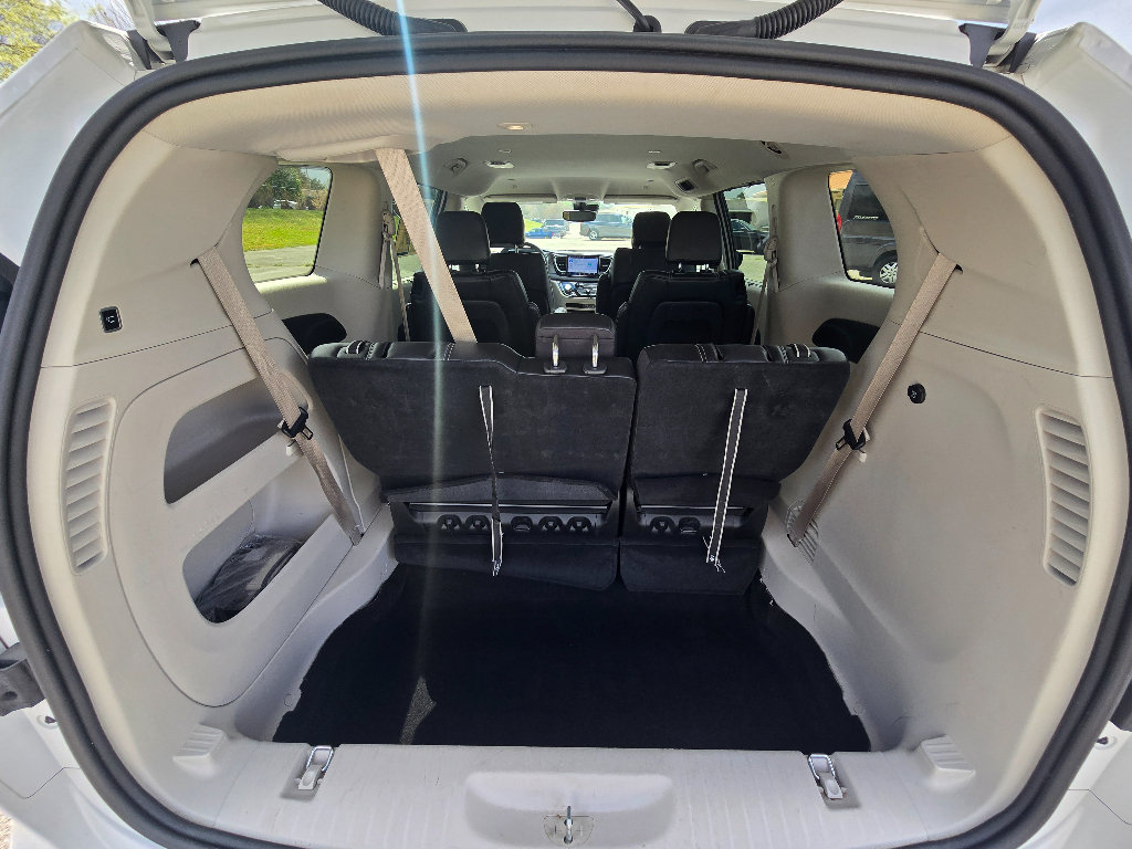 Used 2024 Chrysler Pacifica Touring-L FWD image 20