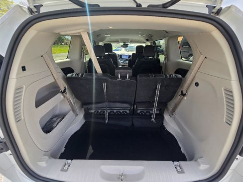 Used 2024 Chrysler Pacifica Touring-L FWD image 20