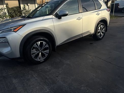 Used 2022 Nissan Rogue SV w/ SV Premium Package image 2