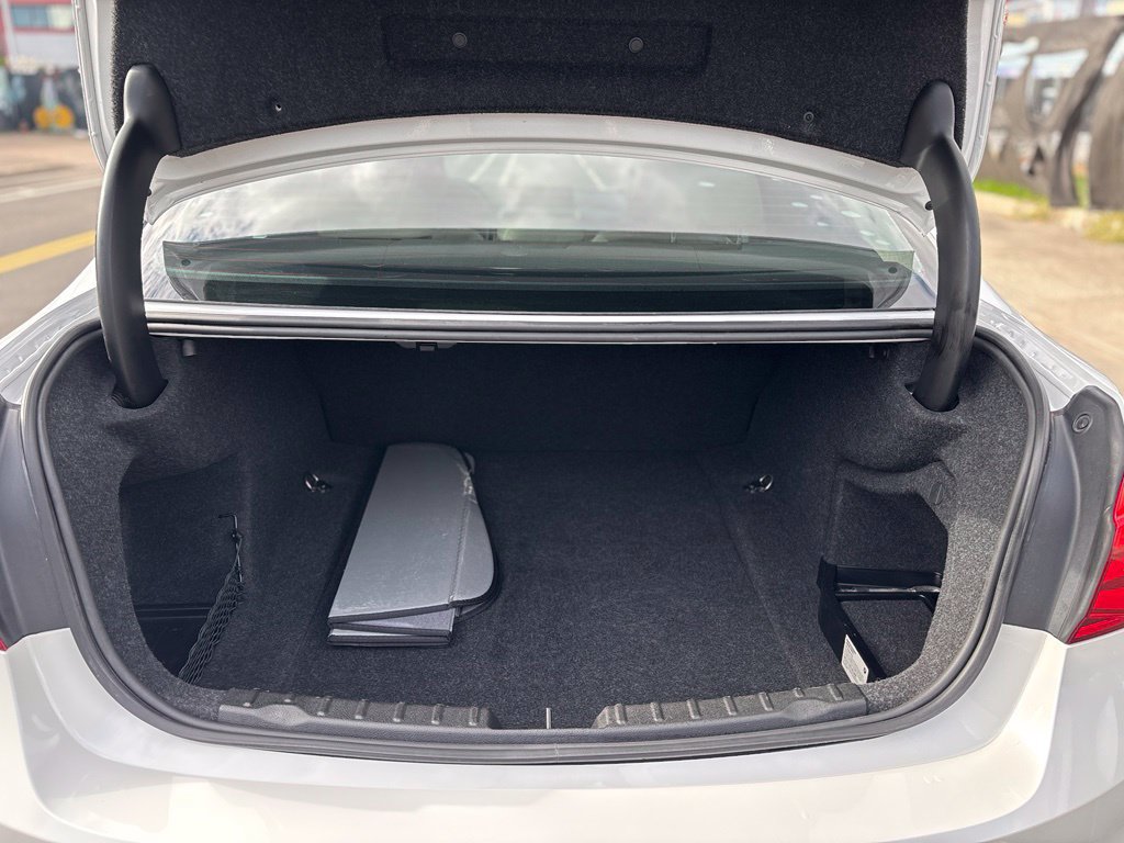 Used 2018 BMW 320i Sedan RWD image 12