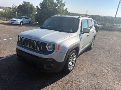 Used 2015 Jeep Renegade Latitude FWD image 4