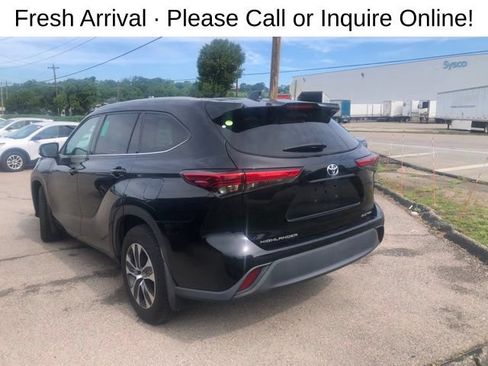 Used 2020 Toyota Highlander XLE AWD/4WD image 3