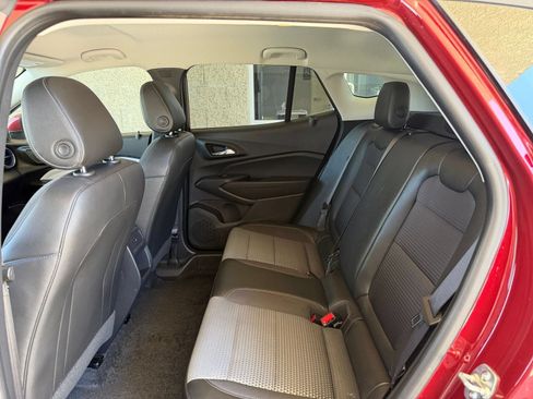Used 2025 Chevrolet Trax LT FWD image 24