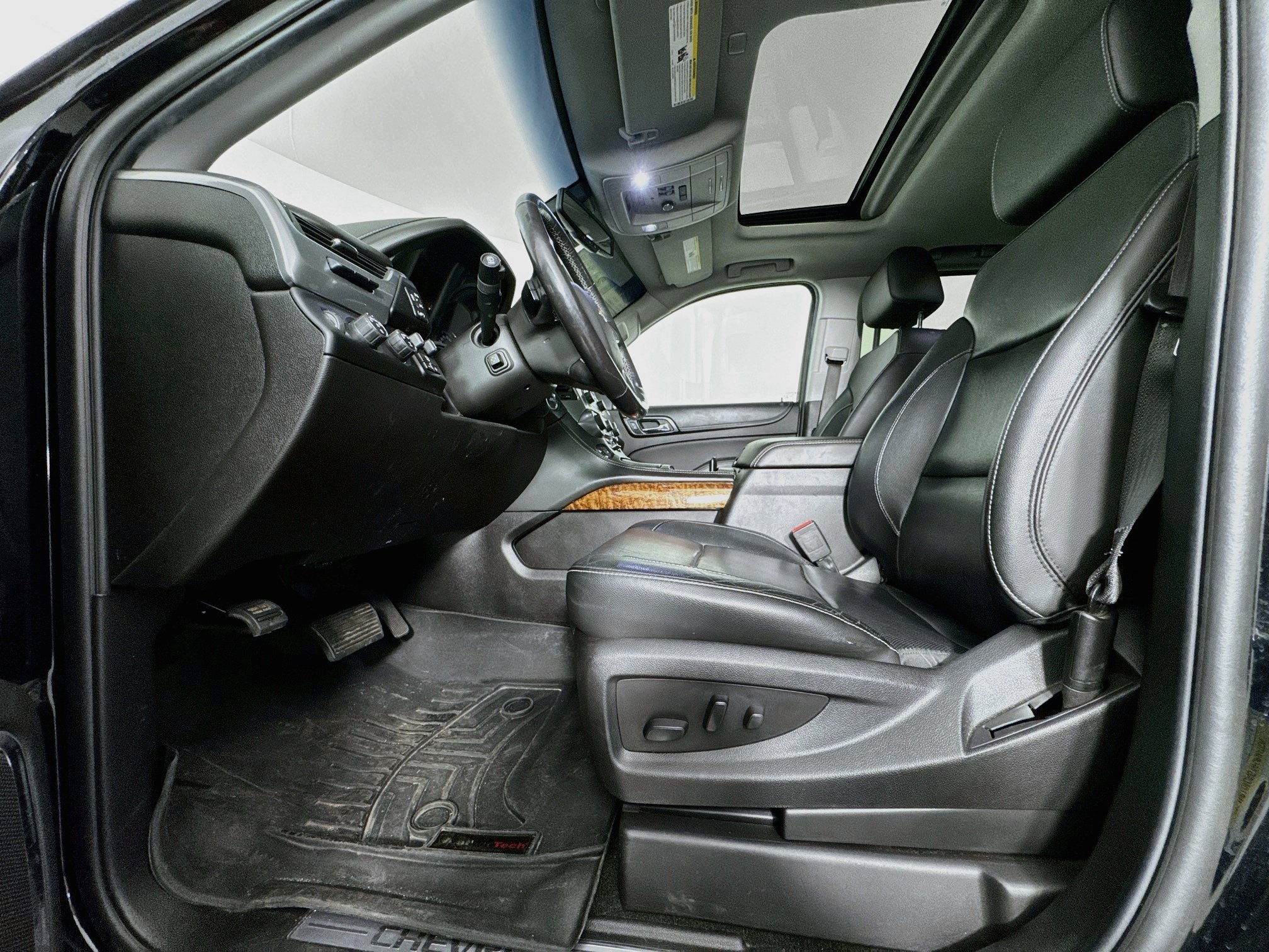 Used 2018 Chevrolet Suburban Premier w/ RST Edition AWD/4WD image 22