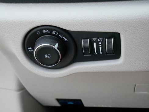 Used 2023 Chrysler Pacifica Touring-L FWD image 27