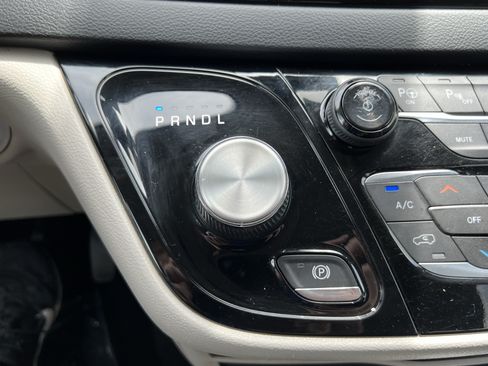 Used 2020 Chrysler Pacifica Touring-L w/ Advanced Safetytec Group FWD image 26