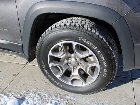 Used 2022 Jeep Cherokee Trailhawk image 11