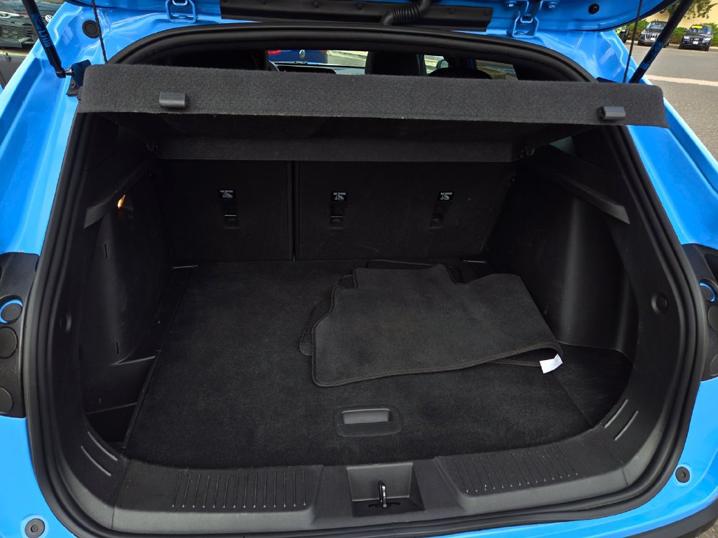 Used 2024 Chevrolet Trax RS w/ Sunroof Package FWD image 27