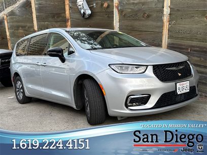Used 2024 Chrysler Pacifica Select