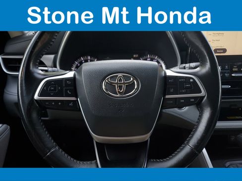 Used 2023 Toyota Highlander XLE FWD image 24