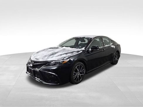 Used 2023 Toyota Camry SE image 2