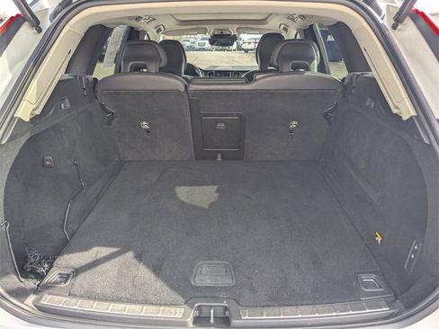 Used 2019 Volvo XC60 T5 Momentum w/ Multimedia Package image 7