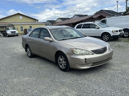 Used 2005 Toyota Camry LE FWD image 1