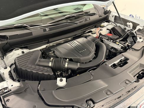 Used 2025 GMC Acadia AT4 w/ Luxury Package image 35