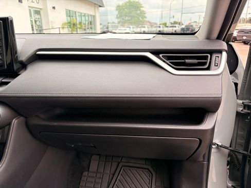 Used 2022 Toyota RAV4 XLE AWD/4WD image 20