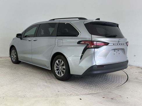 Used 2021 Toyota Sienna XLE FWD image 3