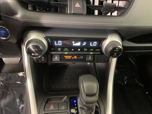 Used 2022 Toyota RAV4 XLE w/ XLE Grade Weather Package AWD/4WD image 25