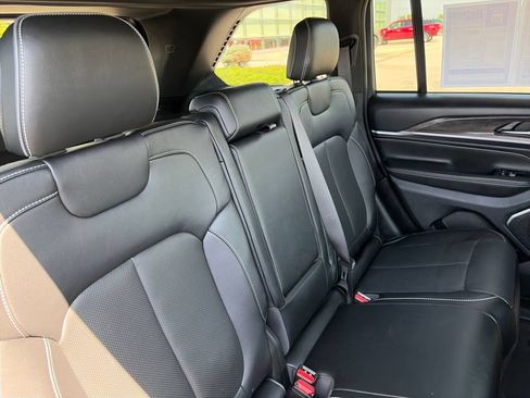 Used 2022 Jeep Grand Cherokee Overland AWD/4WD image 36
