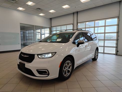 Used 2023 Chrysler Pacifica Limited image 8