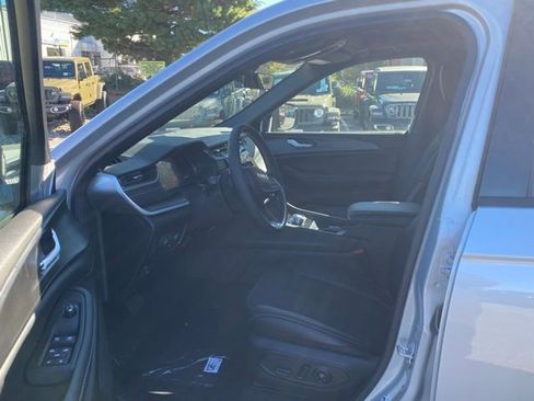 New 2025 Jeep Grand Cherokee Altitude AWD/4WD image 15