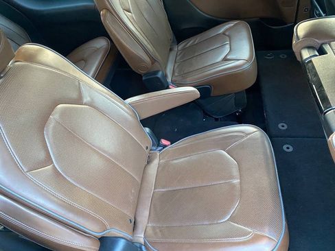 Used 2018 Chrysler Pacifica Limited w/ Tire & Wheel Group FWD image 15