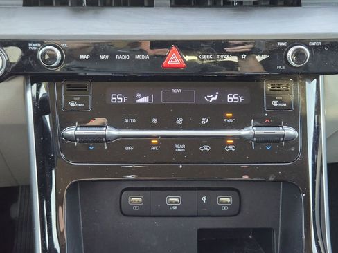 Used 2023 Kia Carnival EX image 17