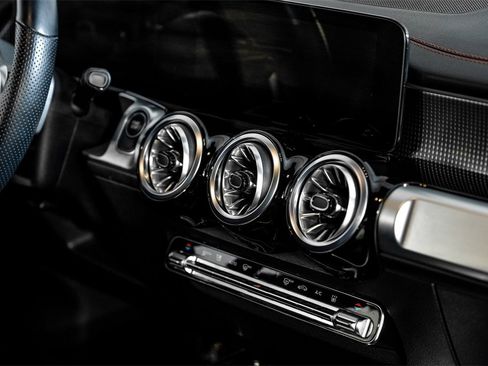 Used 2023 Mercedes-Benz EQB 300 4MATIC image 30