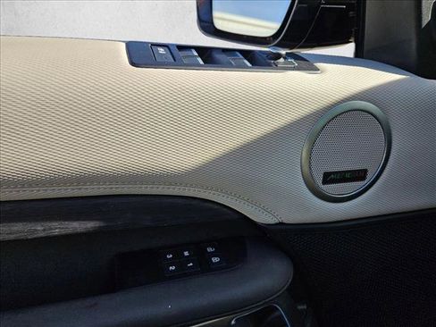 Used 2022 Land Rover Discovery S R-Dynamic image 9