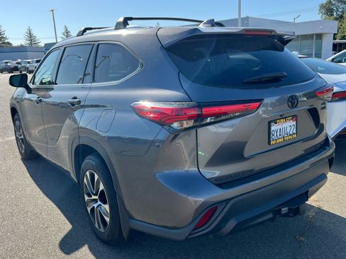 Used 2021 Toyota Highlander XLE AWD/4WD image 6