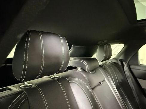 Used 2019 Land Rover Range Rover Velar R-Dynamic SE image 27