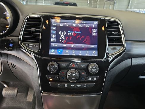 Used 2022 Jeep Grand Cherokee Laredo X image 20