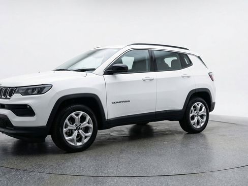 Used 2025 Jeep Compass Latitude image 3