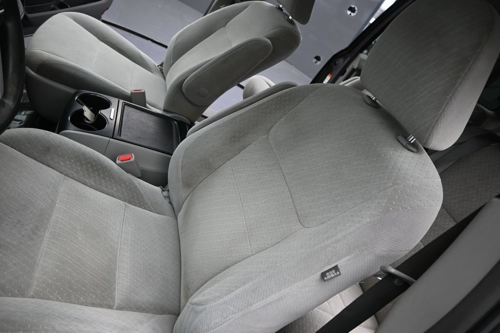Used 2019 Toyota Sienna LE w/ Carpet Mat Package FWD image 9