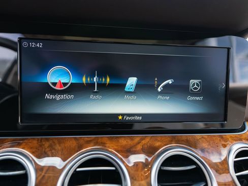 Used 2019 Mercedes-Benz E 300 4MATIC image 30