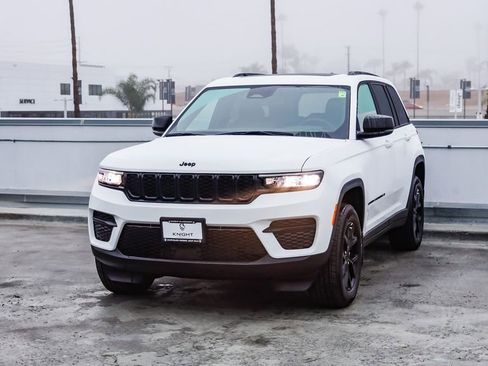 New 2025 Jeep Grand Cherokee Altitude image 4