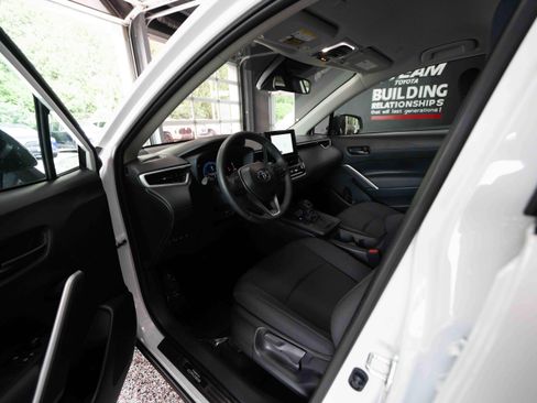 Used 2026 Toyota Corolla Cross LE AWD/4WD image 8