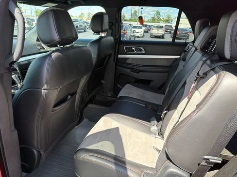 Used 2017 Ford Explorer XLT w/ Equipment Group 202A FWD image 9