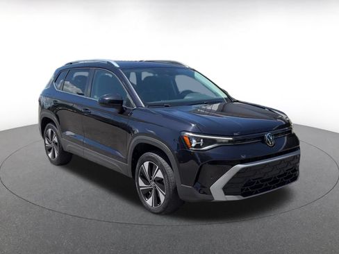 Used 2025 Volkswagen Taos SE AWD/4WD image 2